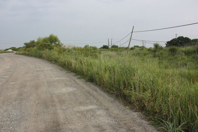 勇払郡むかわ町汐見。<br />左が日高本線の線路跡です。<br />写真の奥の方の右手から歩いてきました。