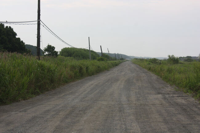 勇払郡むかわ町汐見。<br />奥の方に、汐見駅の待合室が見えてきました。