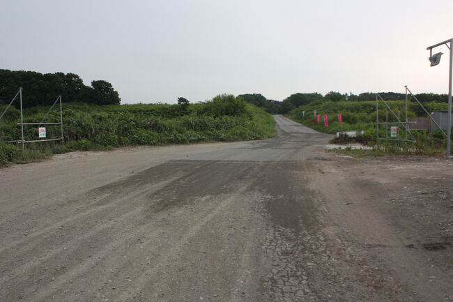汐見駅跡。<br />駅の隣には、汐見駅踏切がありました。<br />この踏切跡も、上に砂利や土が敷かれていました。<br />線路は撤去されているのでしょう。<br />この踏切を奥の方の道に進んでいくと、国道２３５号線に出ます。<br />代行バスが走っていた時は、国道２３５号線からこの道に入り、汐見駅を経由した後、この道を戻り、国道２３５号線に出ていました。