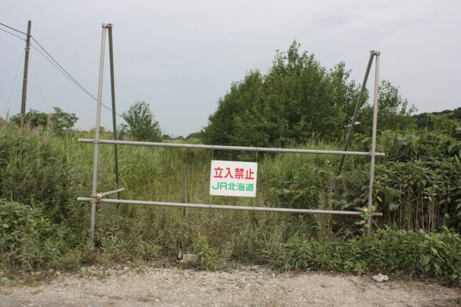 汐見駅踏切跡。<br />踏切跡から鵡川方面を望みます。<br />線路はここで切断されています。