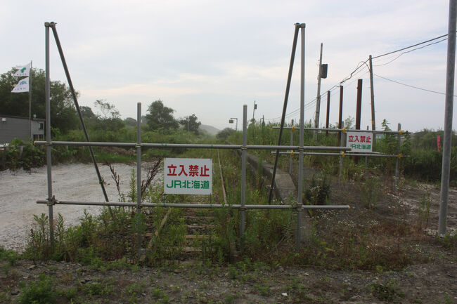 汐見駅踏切跡。<br />上の写真の反対側です。<br />こちら側の線路もここで切断されています。
