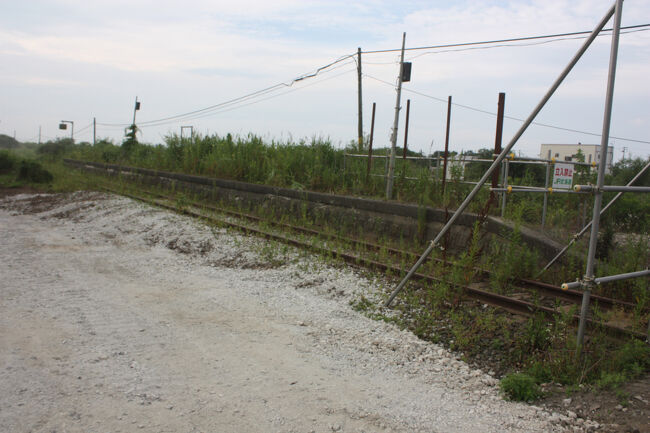 勇払郡むかわ町汐見。<br />踏切跡野分に、踏切跡を含めた周辺の道路を整備する関係車両が出入りすると思われる用地がありました。<br />そこからホームなどを撮りました。