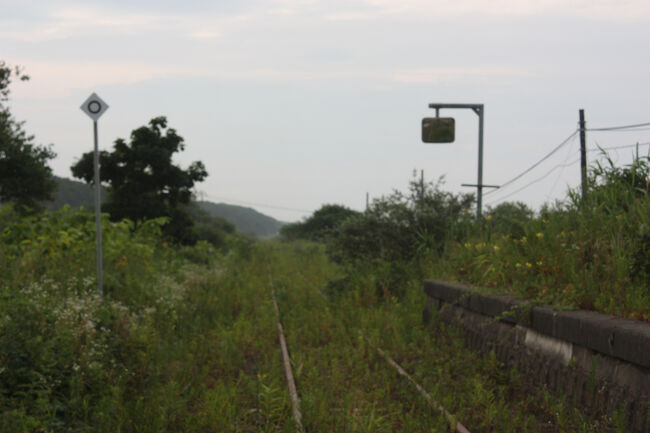 勇払郡むかわ町汐見。<br />富川側のホームの端には、ミラーがありました。