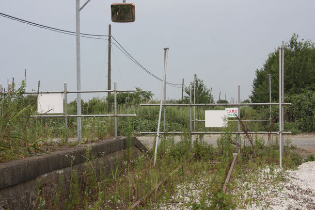勇払郡むかわ町汐見。<br />鵡川側のホームの端にも、ミラーがありました。