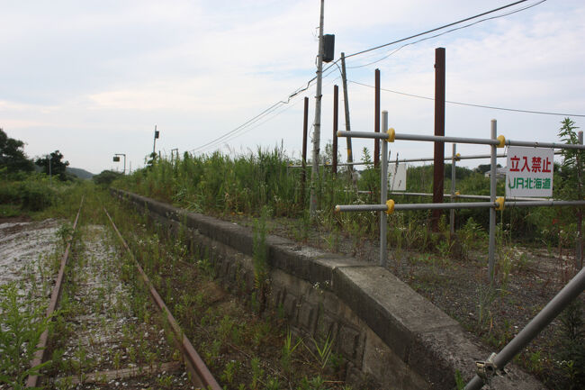 汐見駅踏切跡。<br />踏切跡に戻りました。<br />鵡川方面の乗り場にあった、屋根付きの待合所は、屋根がなくなり、支柱だけが残されていました。