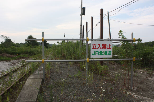 汐見駅跡。<br />立入禁止の柵、ぎりぎりまで近づきます。