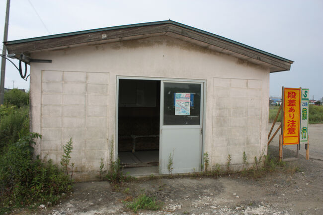 汐見駅跡。<br />何と！<br />待合室の扉が開きました。