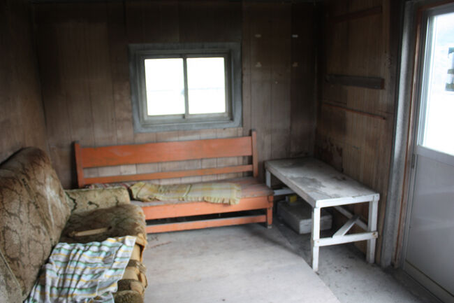 汐見駅跡。<br />何と何と！！<br />２０１８年の３月に訪れたときと同じく、木のベンチやソファー、座布団などがそのまま残されていました。<br />周辺の道路を整備している方々が使っているのでしょうか。