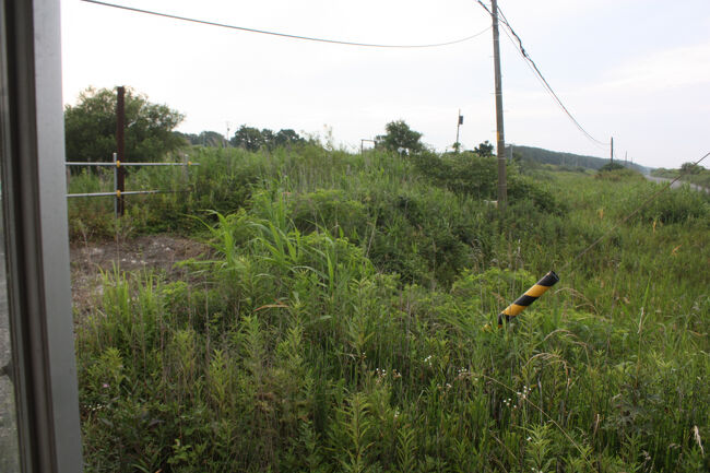 汐見駅跡。<br />待合室の窓も開いたので、そこからホームを撮りました。