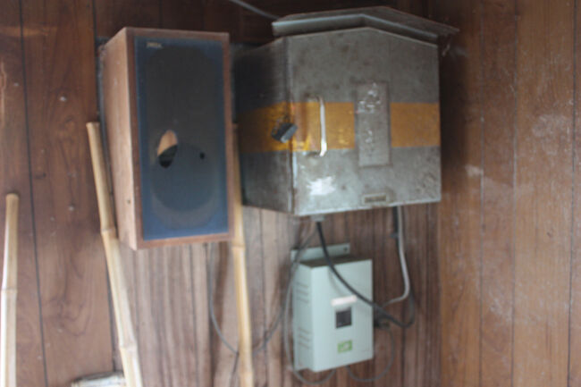 汐見駅跡。<br />電話やスピーカーもありました。