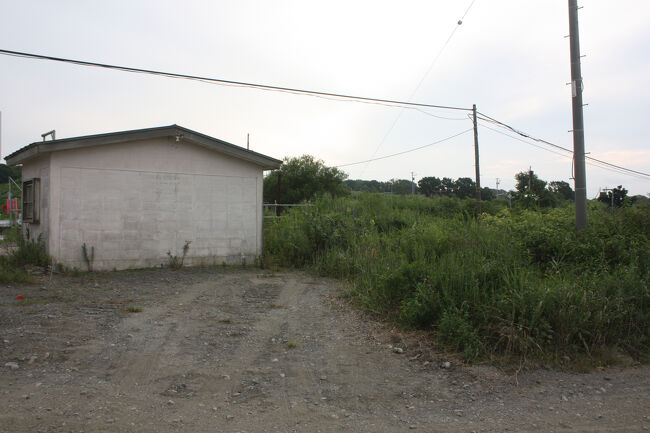 勇払郡むかわ町汐見。<br />待合室とホームです。<br />２０１８年の時と同様、線路沿いの道を富川方面に進み、駅を撮影します。