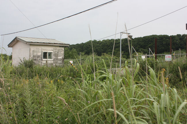 勇払郡むかわ町汐見。<br />待合室と踏切跡です。