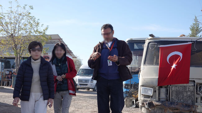 現地ガイド、オスカーと談笑しながら、次の景勝地へ<br />