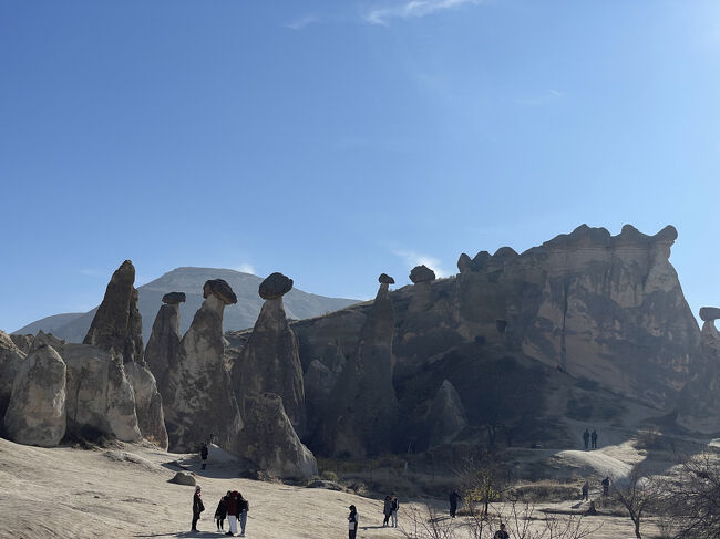 奇岩に到着<br />　　人もチラホラ…、東南アジア系が多かったような<br />