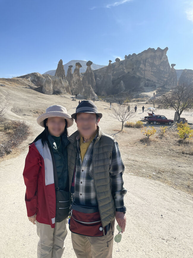 その奇岩を背景に<br />