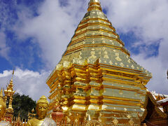 太陽の光で輝く金色のチェディ。
青空と金色の塔の組み合わせが美しすぎる！