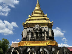 象の仏塔。
さっきの男性が言っていたのはこれのことか！
塔を一周囲うように作られた象は迫力があります。