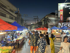 ウアライ通り。
入口付近は食べ物系が多く、奥に進んでいくと洋服や雑貨系が増えてきます。