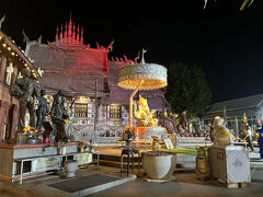 中に入るにはチケットが必要と聞いていたのですが、入口には誰もおらずチケットオフィスも閉まっている様子。
サタデーマーケットの日は特別に開いているとか？と都合のいいことを考えて入ろうとしたら、どこからかスタッフの方が来て「チケットを買ってね」と止められました。

こちらのお寺の本堂は男性しか入れないので、わざわざチケットを買うのもな～と思って入るのは辞めました。
あらゆるものがシルバーで、独特な雰囲気があります。