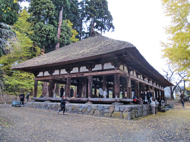新宮熊野神社の拝殿・長床・・・茅葺の寄棟造で、正面が９間、側面が４間の大きな拝殿です。<br />平安時代末期に建てられた当初の長床は1611年の大地震で倒壊し、現在の長床は1614年に旧材を用いて再建されたものです。