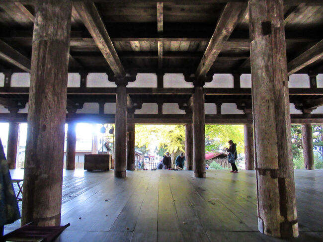 その昔、修験者が厳しい修業に励んだ道場として使われた長床・・・直径１尺５寸（45.4cm）の円柱44本が10尺（3.3m）の間隔で10列×５列に並び、柱間はすべて吹き抜けで壁がありません。