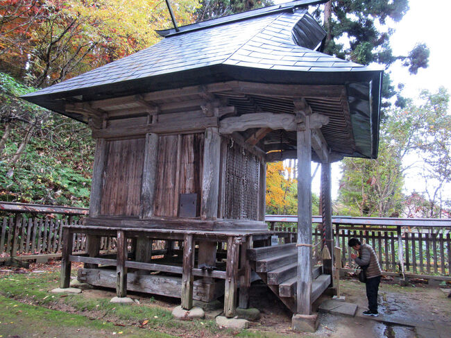 右側が末社本宮十二社権現。