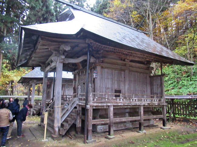 中央が当社の中枢となる本殿・本社新宮証誠殿、その左側が末社那智山飛龍権現。