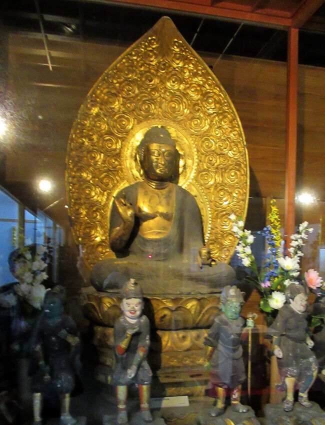 平安時代の「木造薬師如来坐像」・・・衣の襞が浅く彫られた穏やかな造形で、目・鼻・口もつつましい像です。（像高：78.2cm）