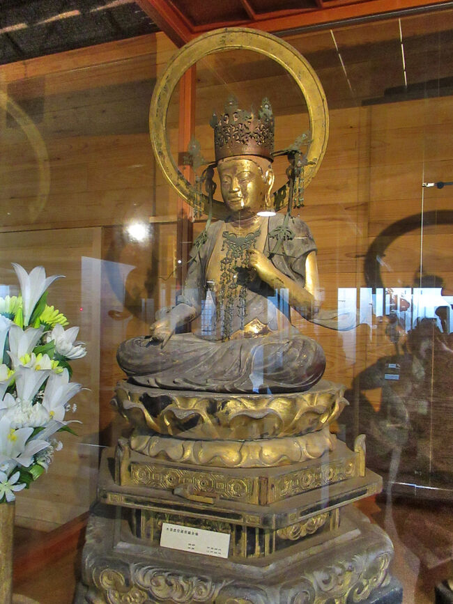 平安時代の「木造虚空蔵菩薩坐像」・・・体部は江戸時代に修復されていますが、鄙びた表情は如意輪観音のようです。（像高：68.7ｃｍ）