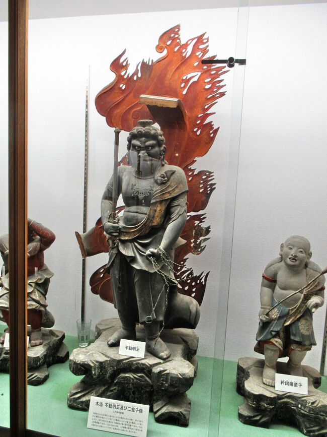 江戸時代初期の「木造不動明王及び二童子像」・・・不動明王は仏法の教えに従わない者を降伏させる仏様で、怒りを表す憤怒の形相をし、眼は水晶を埋め込む玉眼になっています。