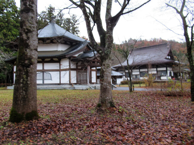 境内に入ると左に宝物殿があり、トイレと圓蔵寺会館が続きます。<br />1993年に竣工した宝物殿には、圓藏寺で使用していた歴史的な寺宝、信者や徳川家から寄贈された貴重な品々が展示されています。