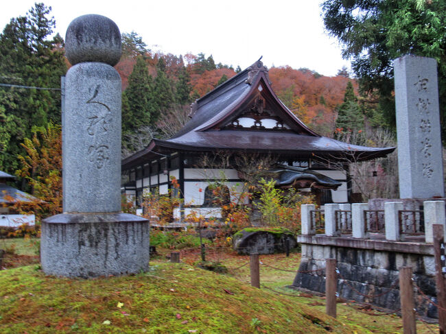 毎年10月の第２日曜日に供養祭が行われる人形塚・・・全国から思い出の人形や、羽子板・五月人形・こけし・フランス人形などが持ち込まれます。
