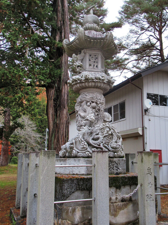 「奥之院」と刻まれた石灯籠・・・今回は時間の関係で奥之院はパス。