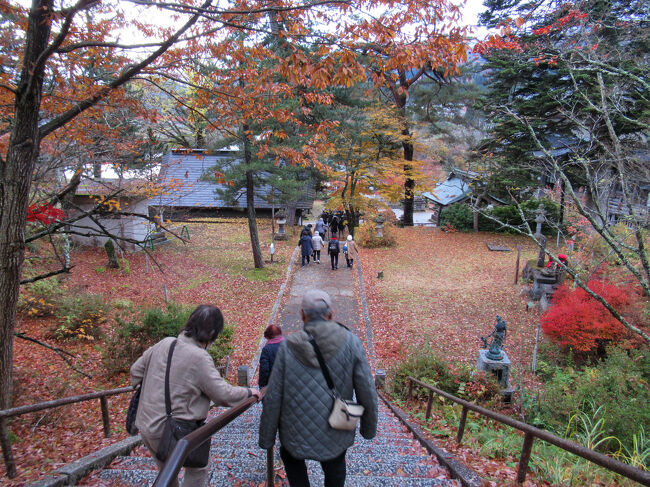 石段を下りて本堂へ向かいます。