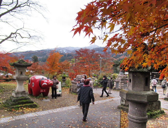 そして、いました！・・・赤べこの満子ちゃん！<br />柳津のいろんな場所に赤べこの家族がいるらしく、ここにいるのは母・満子（ミ・ツ・コ）・・・お父さんの「福太郎」、子供の「もうくん」と「あいちゃん」は町内のどこかにいるんだそうです。
