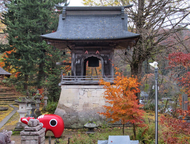 赤べこの隣は、明治26年に再建された鐘楼堂・・・梵鐘は太平洋戦争の際に供出され、昭和28年に再鋳されました。