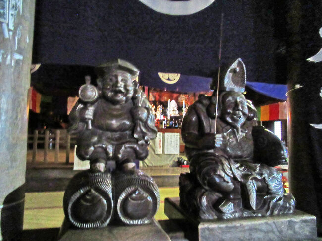 堂内には恵比須様と大黒様。