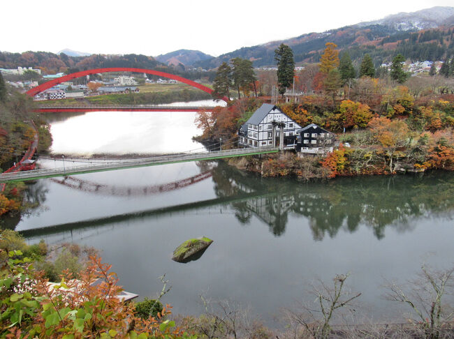 只見川の穏やかな流れ、川中に浮かぶ亀石、手前の観月橋と赤いアーチの瑞光寺橋・・・回廊からの眺めが素晴らしい！！