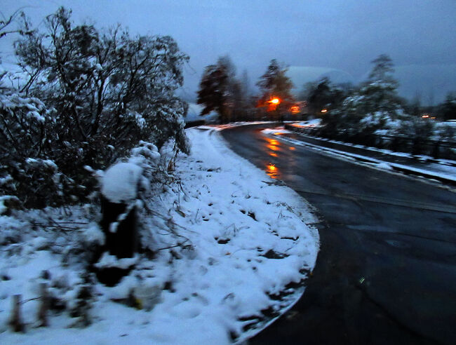 観光を終えて、猪苗代湖の北側にある磐梯町に向かい、雪の山道を登って行くとホテルの明かりが見えてきました。（16時半）