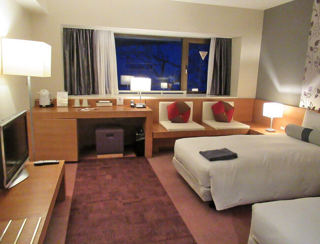 334号室は山側に面した広いツインルーム。