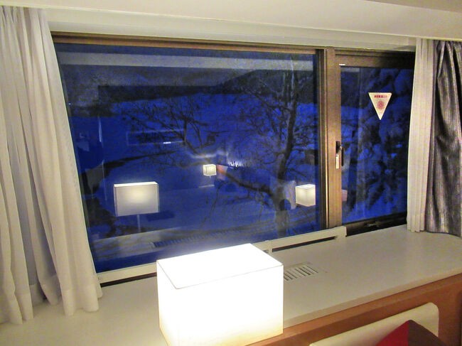 窓から外を見ると、ホテルに直結した「ネコマ マウンテン」のゲレンデが広がっています、<br />ネコマ マウンテンは猫魔ヶ岳（標高：1403.6 m）の南北にまたがり、リフト13基、33コースを有する国内最大級のビッグゲレンデ・・・最大標高差：638m（山頂：1338m、山麓：700m）、最大斜度：37度で、スキーヤーに魅力的なスポット。