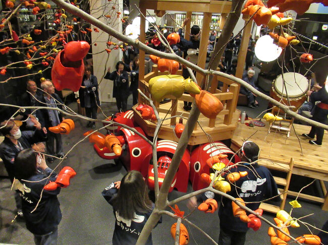 先ずは盆踊りの練習から・・・手と足が思うように動かない！