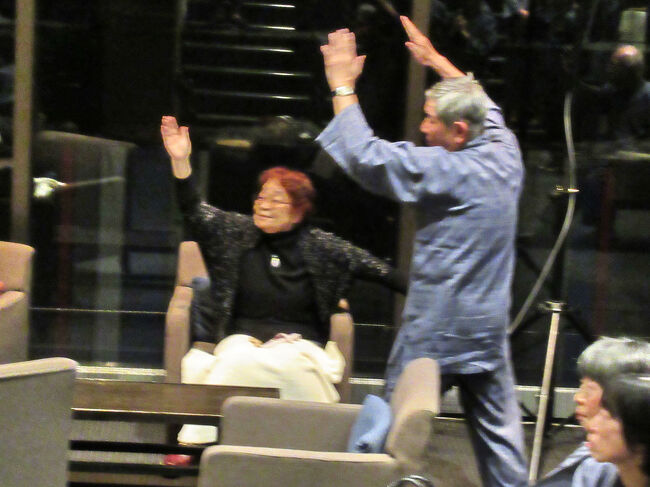 椅子に座ったまま練習する人もいます。