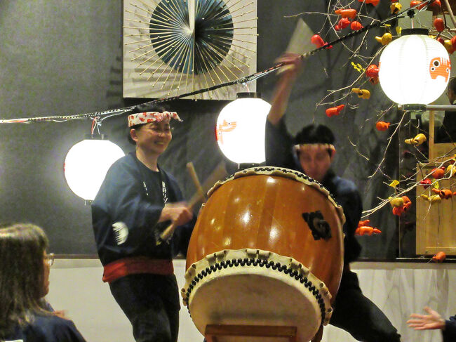 ドドンとお腹に響く太鼓の重低音、軽やかな笛の音色、のびやかで高らかな歌声・・・民謡『会津磐梯山』に合わせて盆踊り大会が始まります。