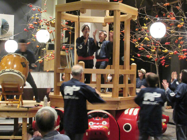 ♪エイヤ～　会津磐梯山は宝の山よ～♪・・・最初はイエ々々と恥ずかしがっていた人も、いつの間にか踊りの輪に加わっています。