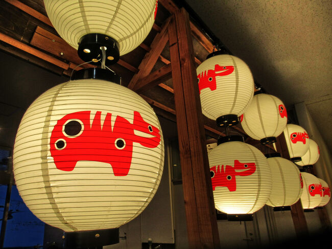 館内に溢れる赤べこの可愛い演出。