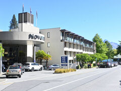 【Novotel Queenstown Lakeside】16:50

バス停からホテルまでは400mほどですので、数分で到着。
先には湖も見え環境も良さそうです。