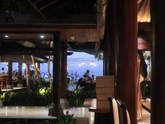 私たちは奥まったテーブルへ。