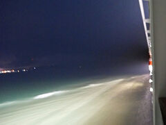 クルーズ4日目も夜明け前に目が覚め、バルコニーに出てみると不思議な光景が見えました。疾走するコーラル・プリンセスは真っ白な海面の上を進んでいます。