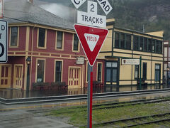 すぐに踏切が現れて鉄道駅はもう間もなくです。「スキャグウェイ」の町の名前の由来は「スカグア」と呼ばれていたトリンギット語の「風の強い場所」を意味するそうです。